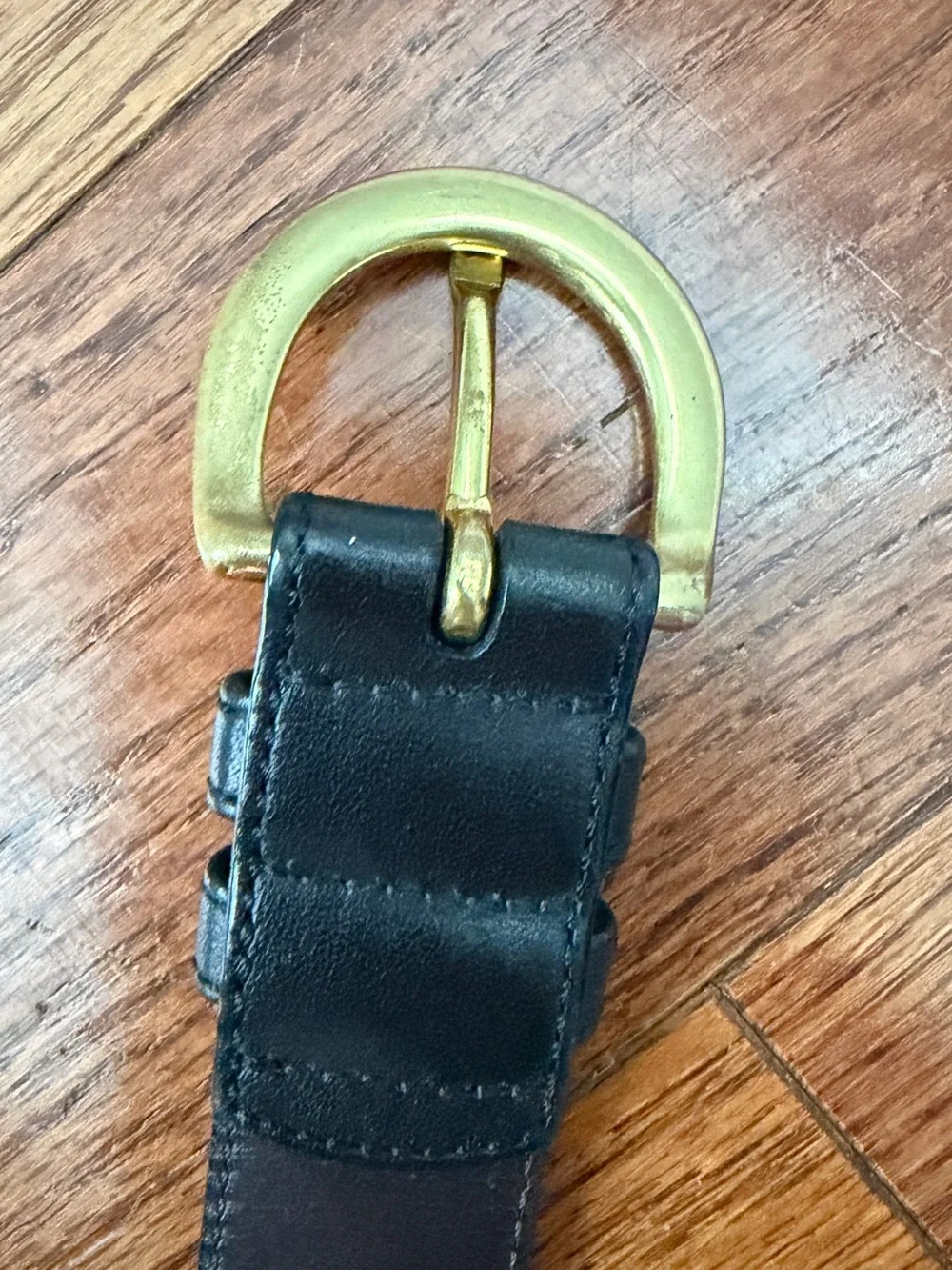 Vintage Coach Leather Black Belt Hardware: A rounded solid brass buckle Sz M
